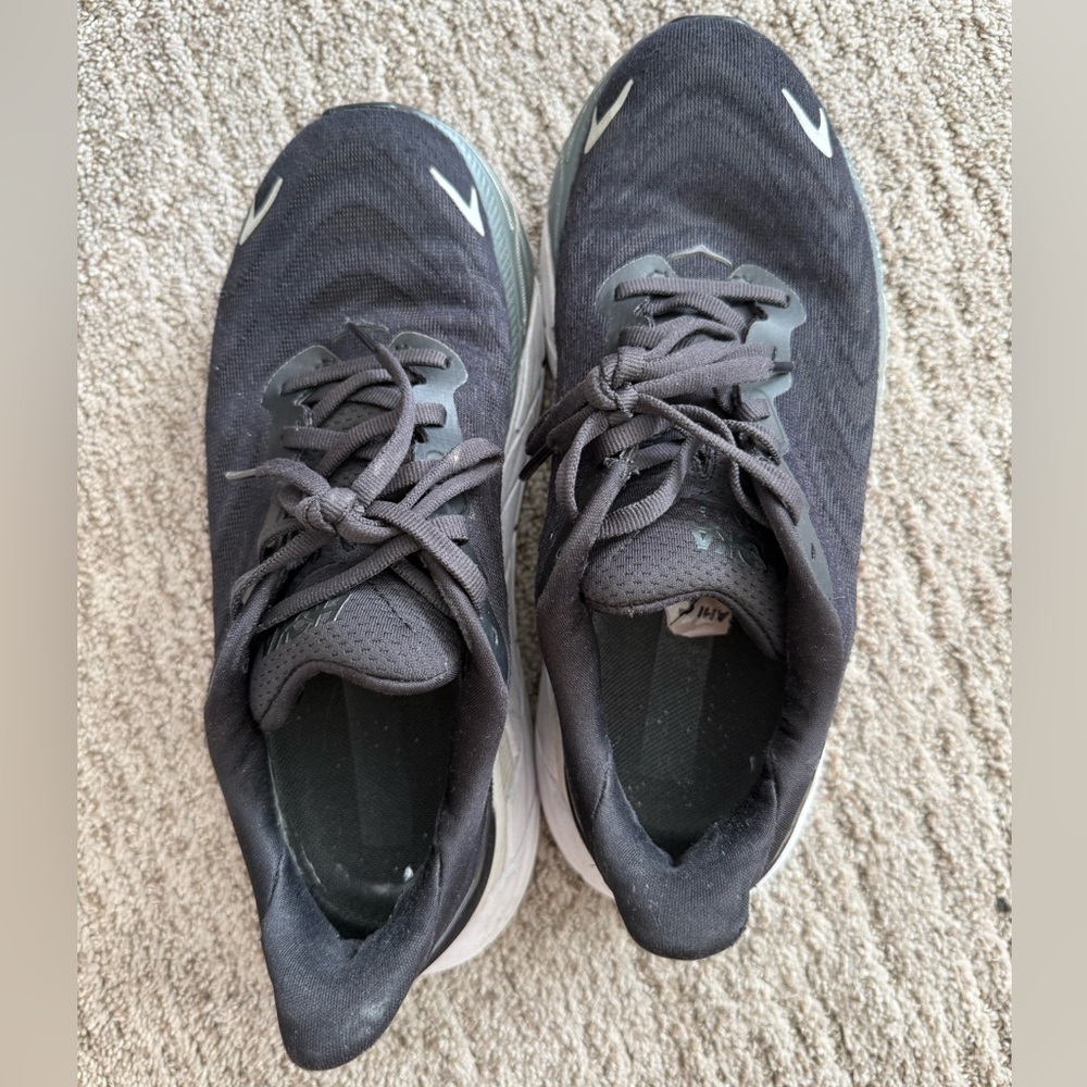 Women’s Hoka Arahi 6 size 6.5 normal wear, see pictures.